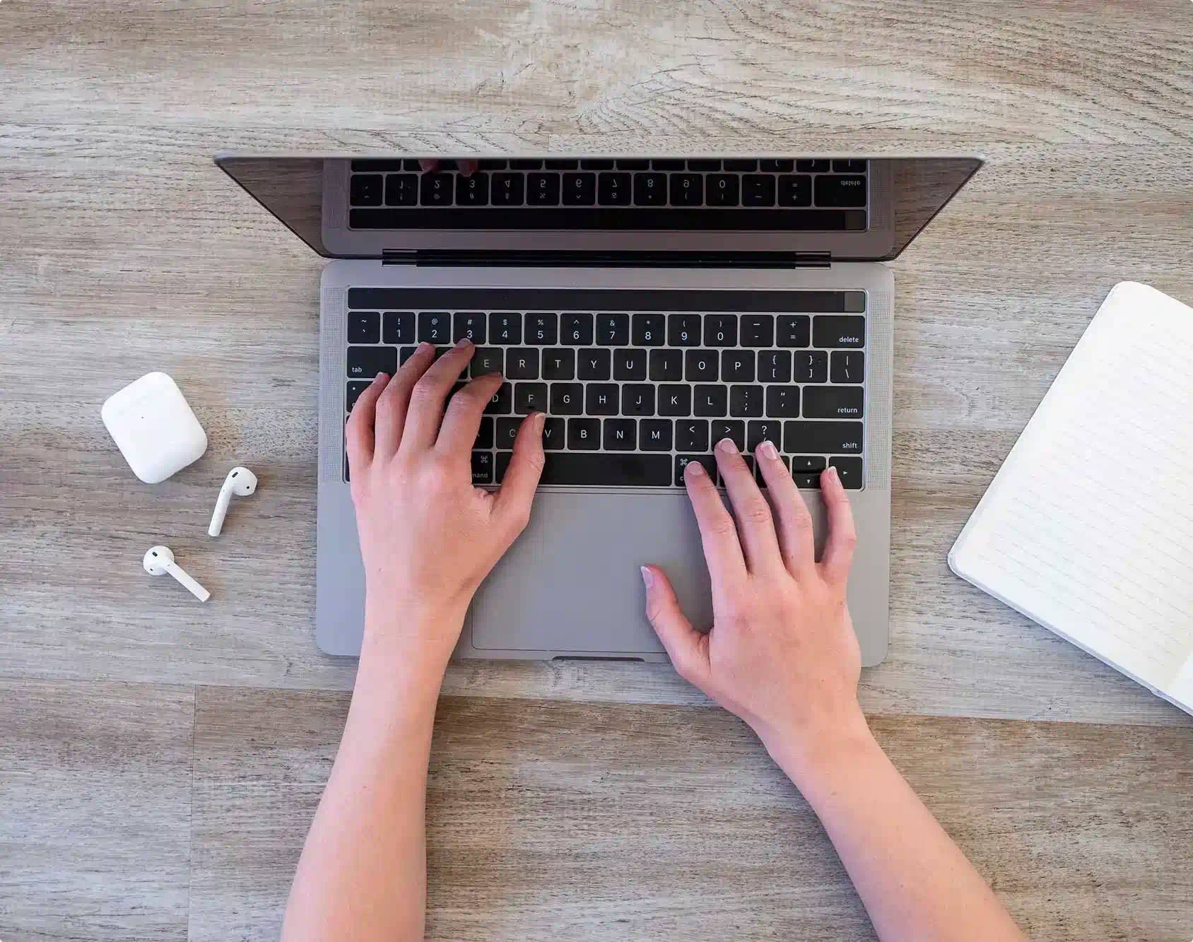 Mains tapant sur un clavier d’ordinateur